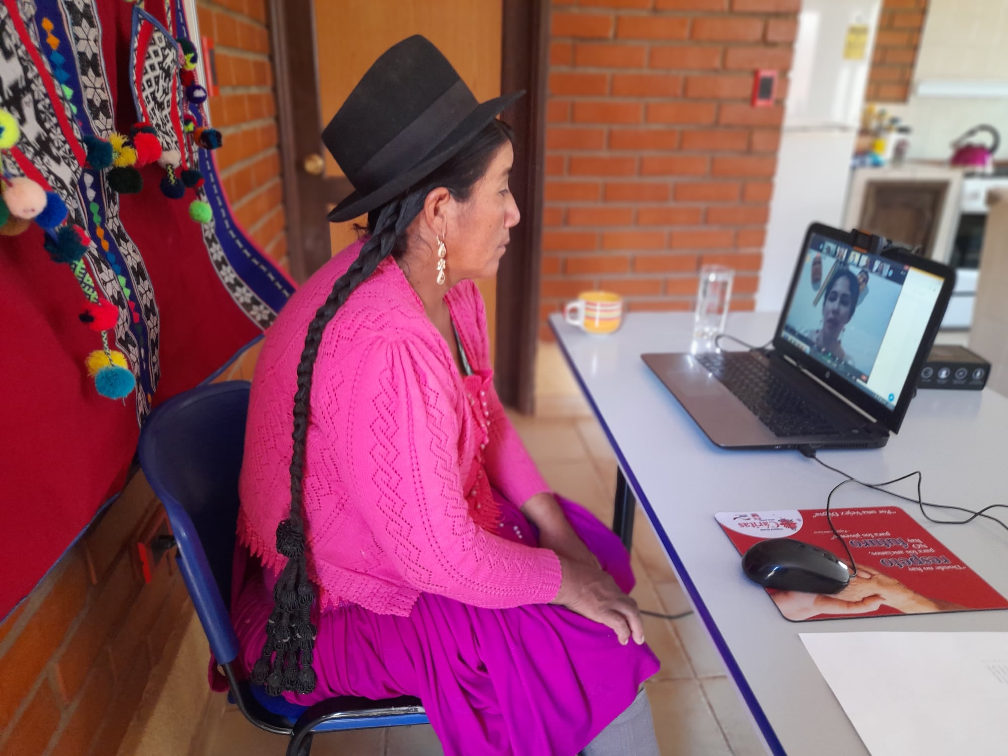 mujer rural usando pc